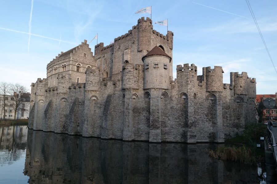 Ghent: Walking Tour from Friday Market to the Cathedral - The coach circuit and Ghent’s 1913 makeover