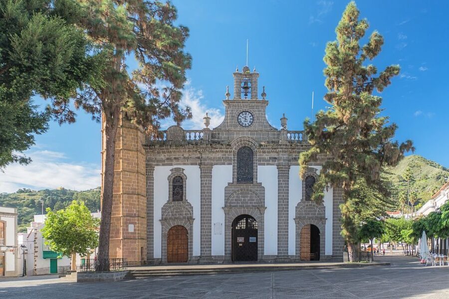 Gran Canaria: 6-Hour Teror and San Mateo Markets Tour - The coach, guide, and language options