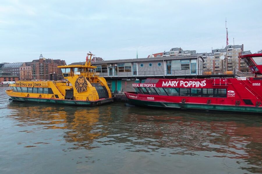 Hamburg: Reeperbahn, Port, & Fish Market Morning Tour - How the guides affect the morning