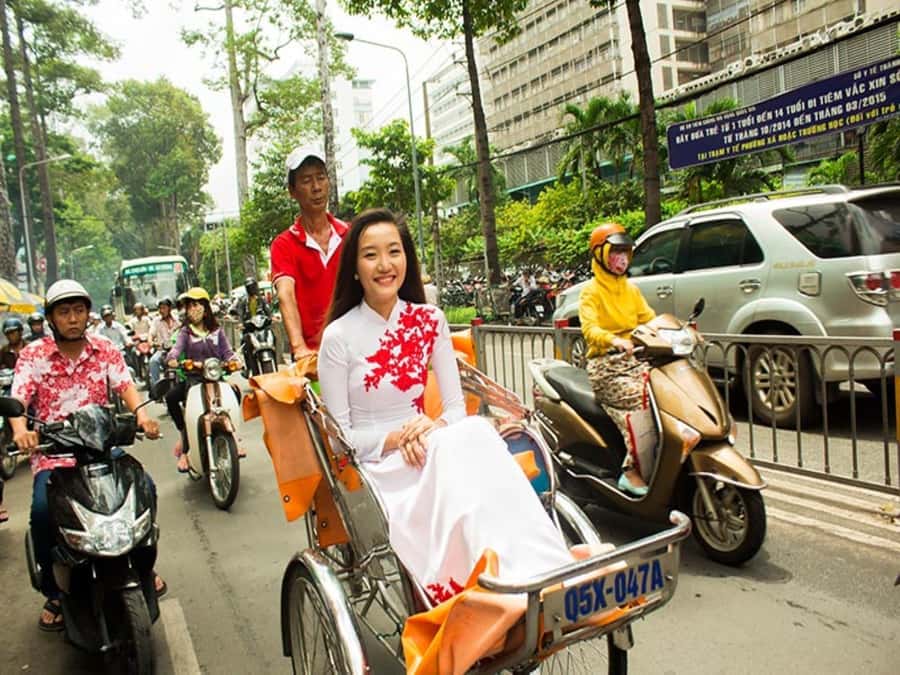 Ho Chi Minh: Authentic Market Cyclo Tour without Tour guide - Riding a cyclo through a working city