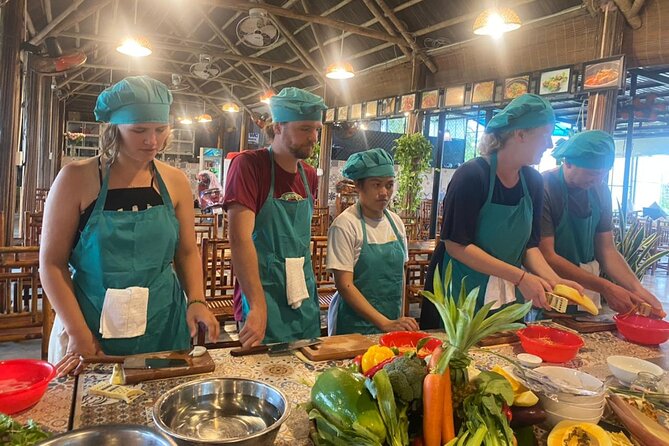 Hoi An Cooking Class With Market Tour and Bamboo Basket Boat Ride - Shopping for lunch at a Hoi An market