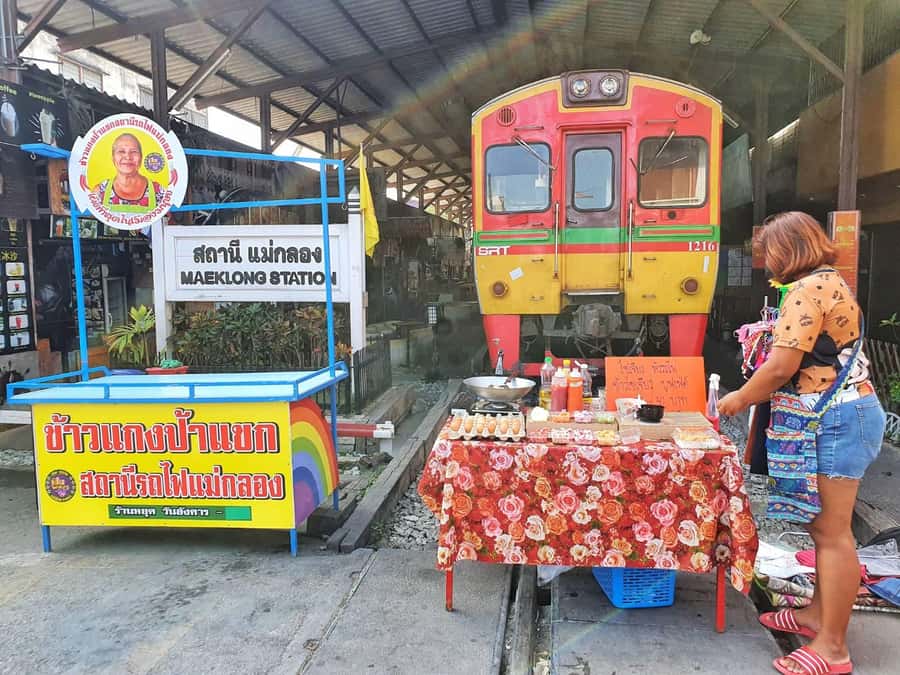 Hua Hin: Maeklong Railway & Amphawa Floating Markets Tour - Amphawa by boat, then Amphawa on foot