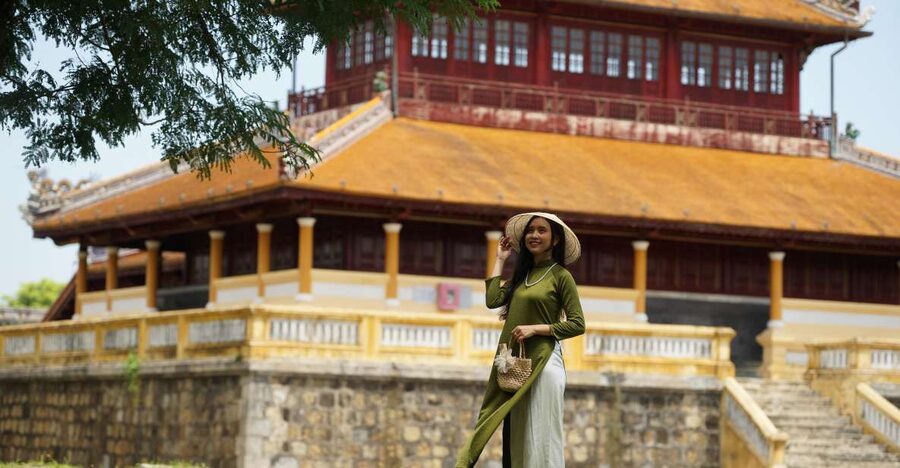 Hue:Deluxe Walking tour to Imperial City and Dong Ba Market - Entering Hue’s Imperial City