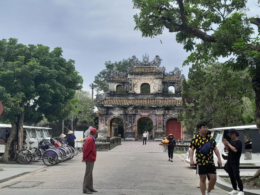 Hue:Deluxe Walking tour to Imperial City and Dong Ba Market - Shopping and bargaining at Dong Ba Market