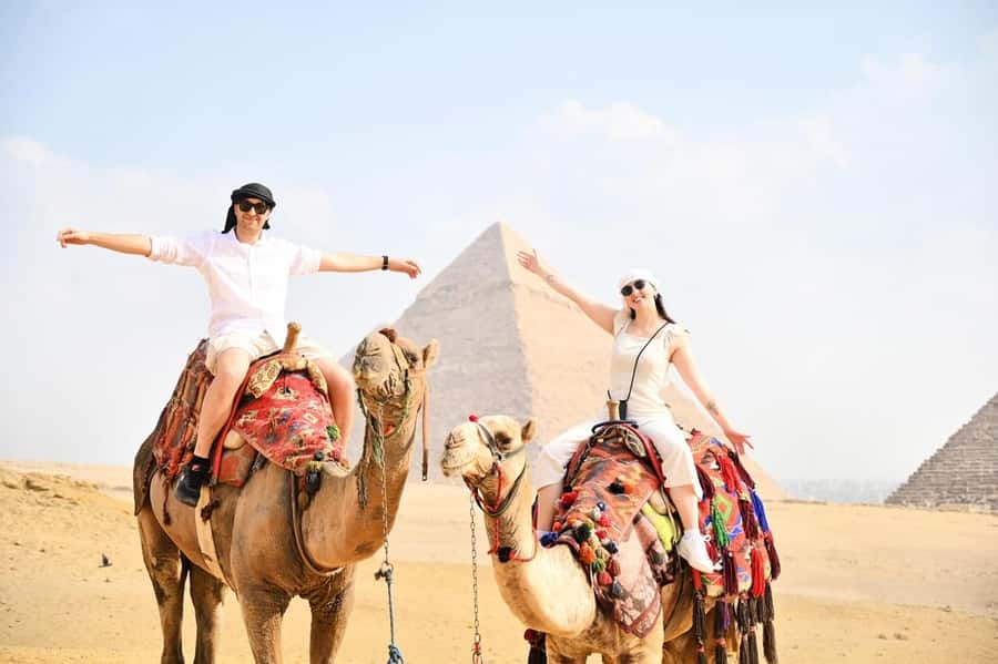 Hurghada: Cairo Pyramids, Sphinx, Museum & Bazaar Day Tour - Meeting the Sphinx face to face
