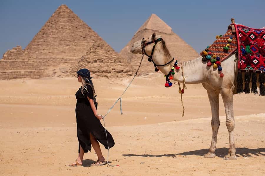 Hurghada: Cairo Pyramids, Sphinx, Museum & Bazaar Day Tour - Lunch and a change of pace