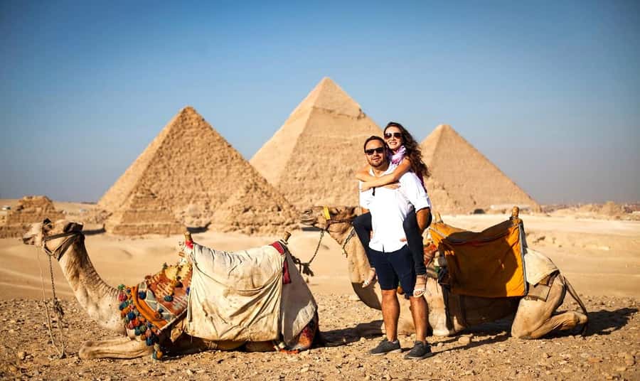 Hurghada: Giza Pyramids, Sphinx, Museum & Old Souq Day Trip - Meeting your Egyptologist guide in Cairo