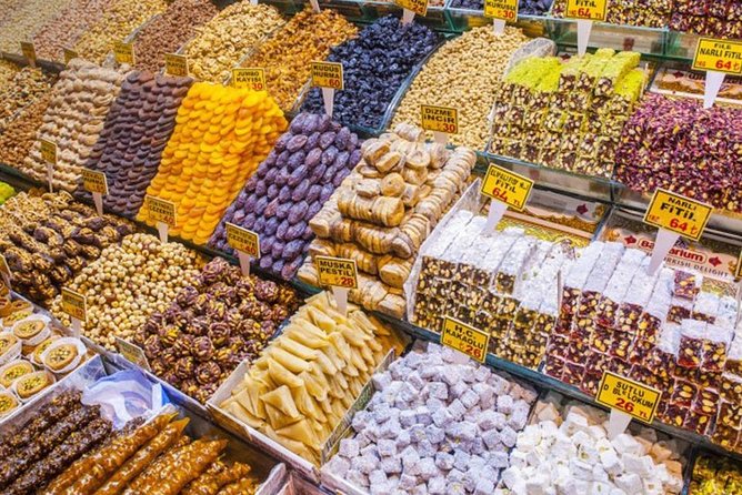 Istanbul Grand Bazaar and Egyptian Bazaar Shopping Tour - Sultanahmet Square: a short pause in the old center