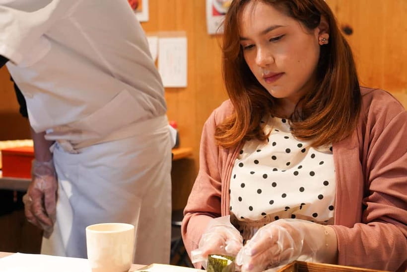 Kanazawa: Sushi Making Experience at Oumicho Market - Friendly teaching and the language question