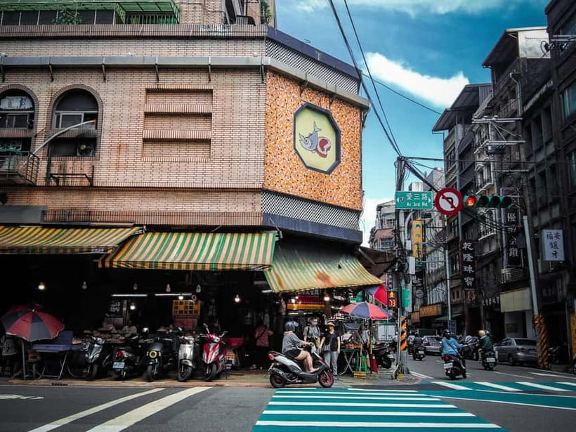 Keelung Half-Day Food Tour: Explore Day & Night Markets - What to expect at Miaokou Night Market