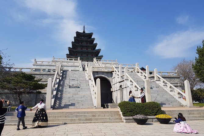 Korean Palace and Market Tour in Seoul Including Insadong and Gyeongbokgung Palace - Korean lunch with the group
