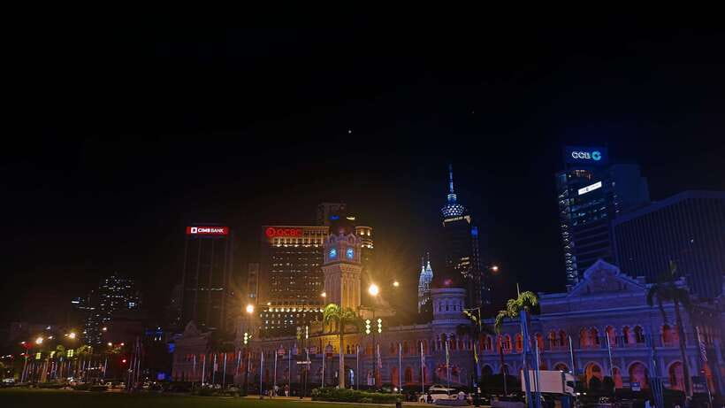 Kuala Lumpur: Sightseeing, Markets, and Food Night Tour - Istana Negara offers a royal photo stop