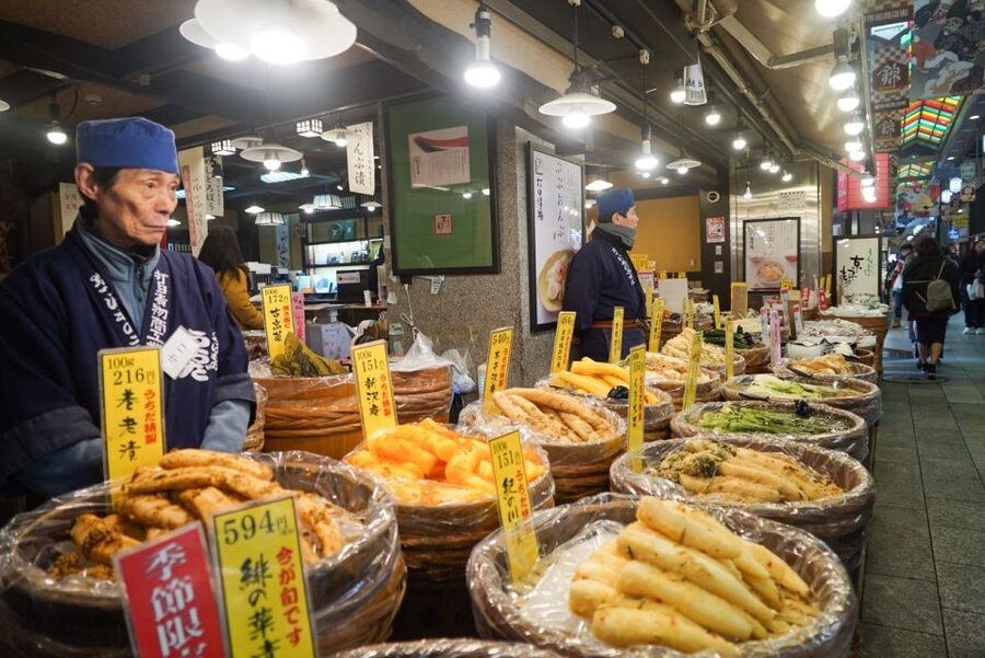 Kyoto: Nishiki Market Brunch Walking Tour-7 Tastings+Brunch - Crossing Shijo-ohashi Bridge and entering Pontocho