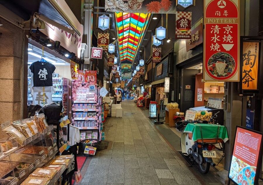 Kyoto: Nishiki Market Food Tour - Family-owned shops are the heart of the experience
