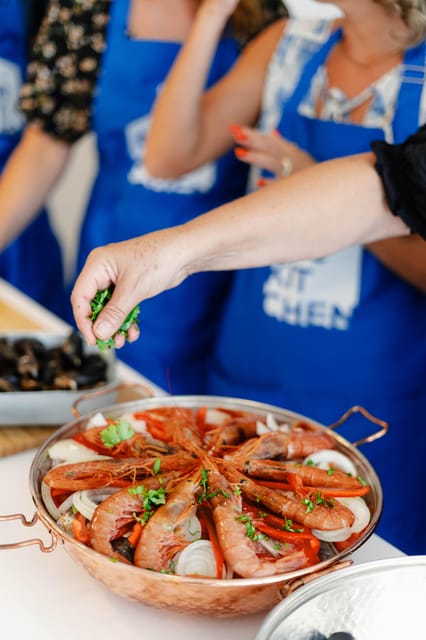 Lagos: Market Tour and Cataplana Cooking Class - Eating what you helped prepare
