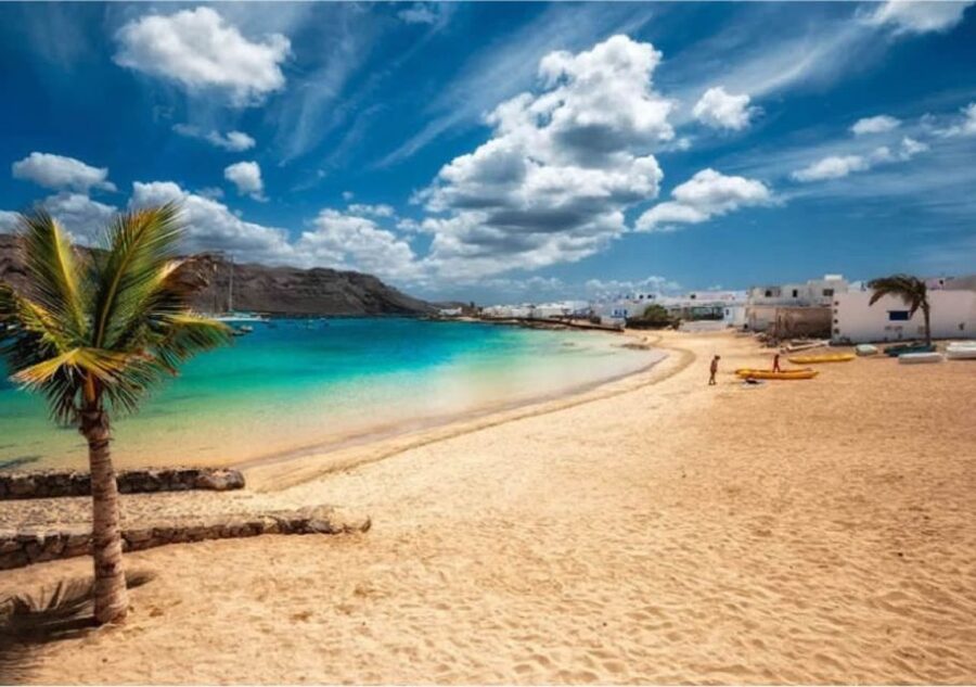 Lanzarote: Teguise Handicraft Market and La Graciosa Island - Who should book this day out?
