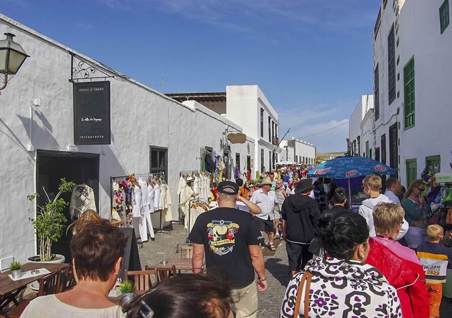 Lanzarote: Teguise Handicraft Market and La Graciosa Island - Teguise Market: two hours among local stalls