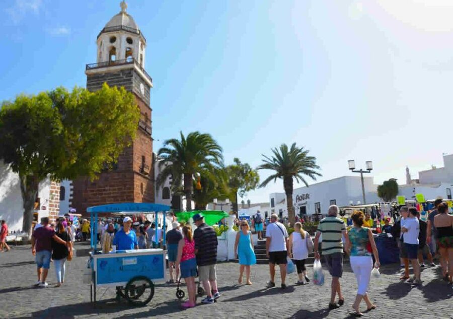 Lanzarote: Teguise Handicraft Market and La Graciosa Island - The early pickup and coach ride