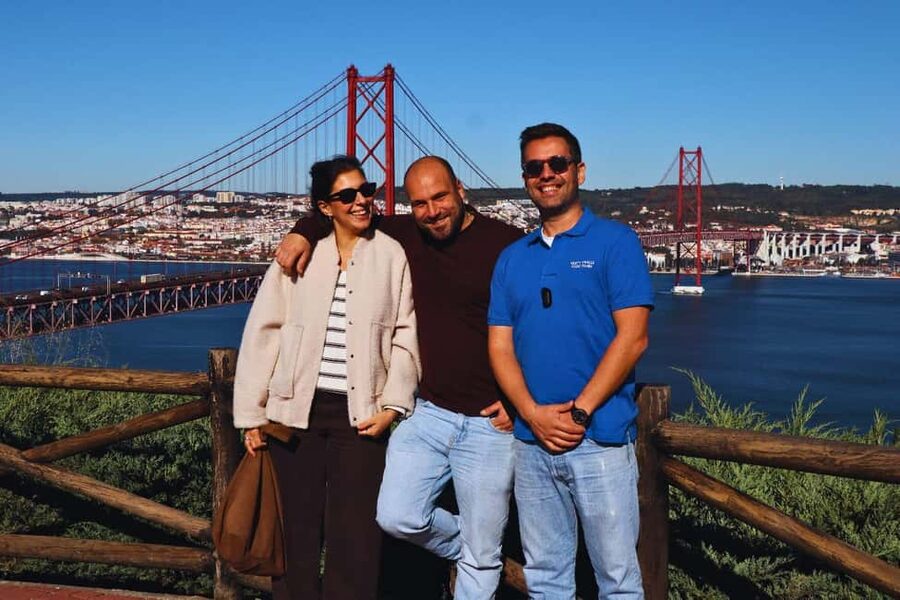 Lisbon: Setúbal Market and Wine tour with Cooking class - Meeting in Lisbon and crossing the 25 de Abril Bridge