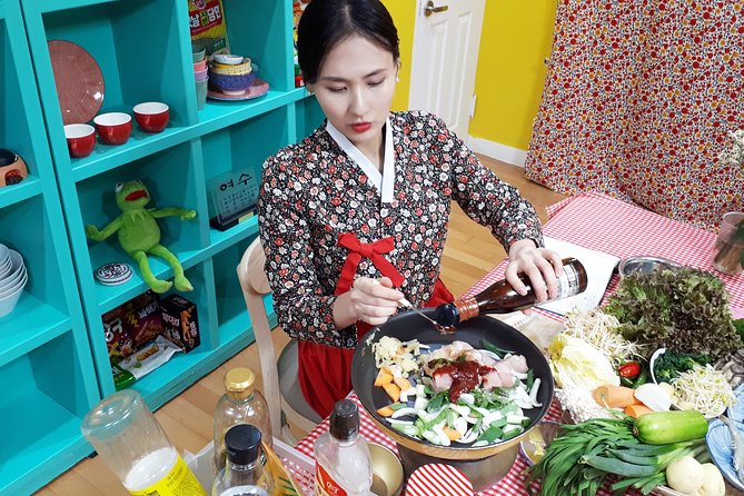 Local Home Korean Cooking Class & Market Adventure in Seoul - Meeting at Mangwon Station and entering the market