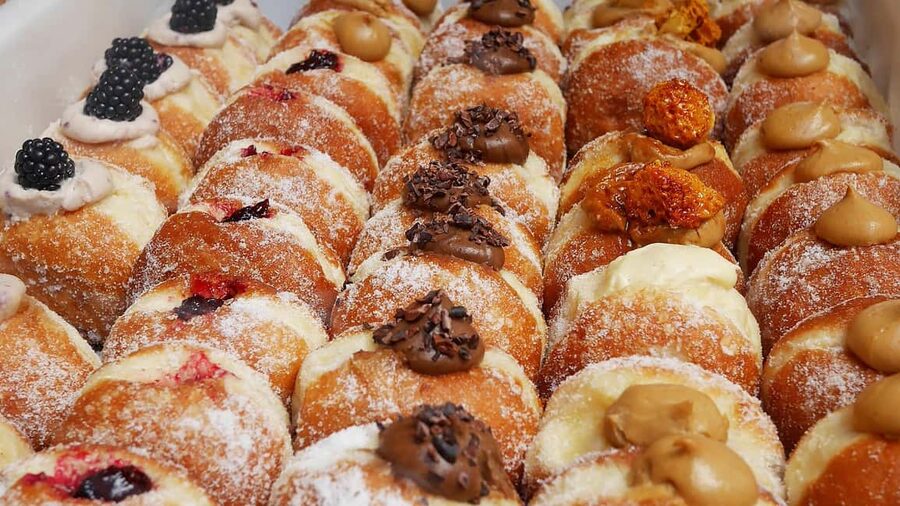 London: Borough Market Food Tour with 6+ Authentic Tastings - British cheese, chutney, and a drink in an English pub