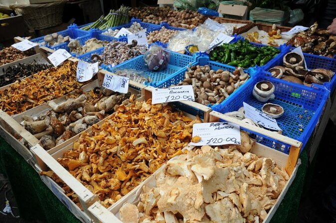 London Bridge & Borough Market Food Tour with 7 Authentic Dishes - British cheese, fruit, crackers, and chutney at a historic pub