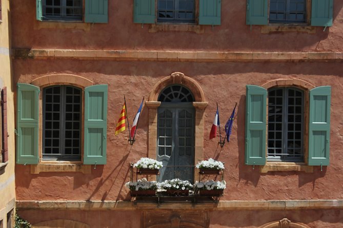 Luberon Market & Villages Day Trip from Aix-en-Provence - Fontaine de Vaucluse offers water and a short walk