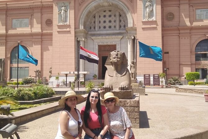 Luxury Private Tour Giza Pyramids ,Egyptian Museum and Bazaars - One hour at a Giza souvenir shop