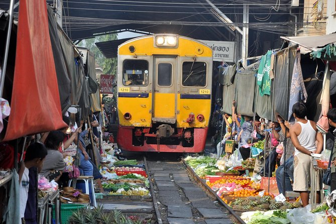 Maeklong & Damnoen Saduak Markets: Railway & Floating Market Tour - The tourist factor at Damnoen Saduak