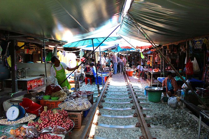 Maeklong & Damnoen Saduak Markets: Railway & Floating Market Tour - Transport, timing, and the Bangkok traffic problem