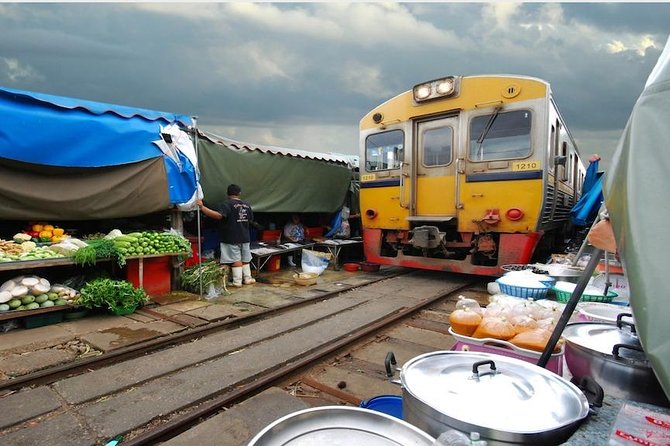 Maeklong & Damnoen Saduak Markets: Railway & Floating Market Tour - Maeklong Railway Market and the five-minute spectacle