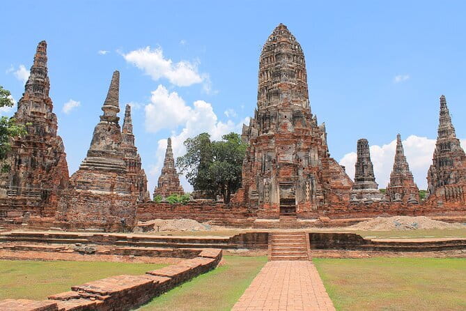 Maeklong Railway and Damnoen Saduak Floating Market Tour - Devaree Boutique and the Amphawa connection