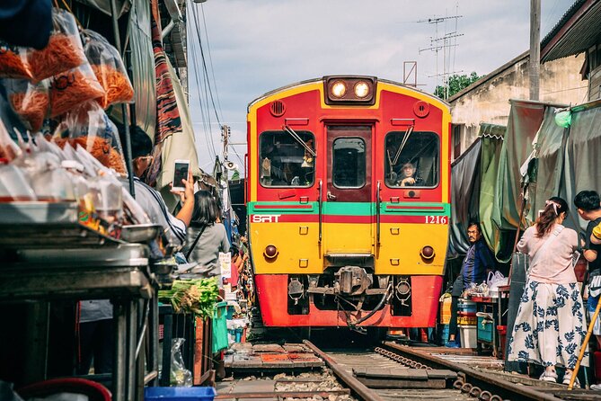 Maeklong Railway & Damnoen Saduak Floating Market Tour – Full Day - Why this Bangkok market day works