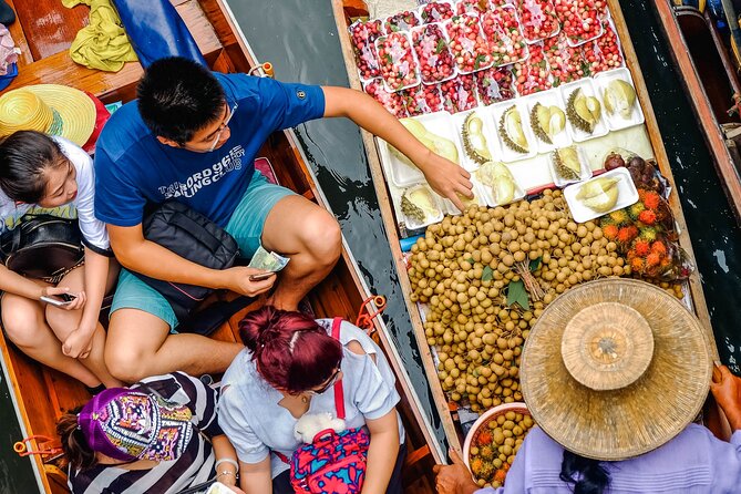 Maeklong Railway & Damnoen Saduak Floating Market Tour – Full Day - How the guides affect the day