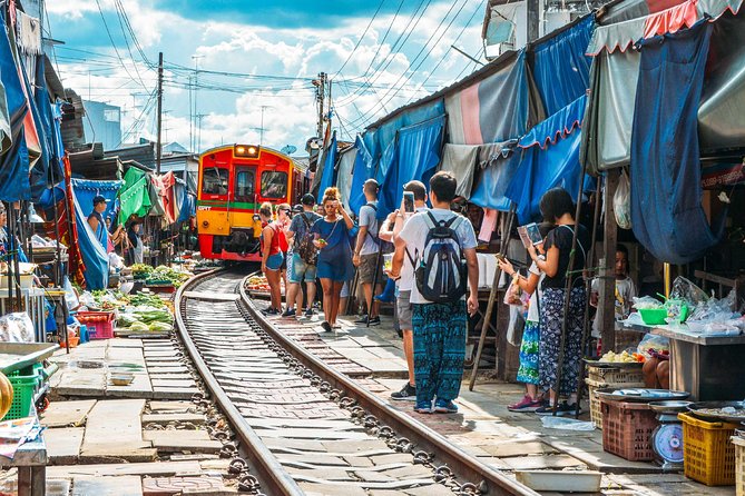 Maeklong Railway & Floating Market Tour (Private & All-Inclusive) - Wat Bang Kung and its banyan tree