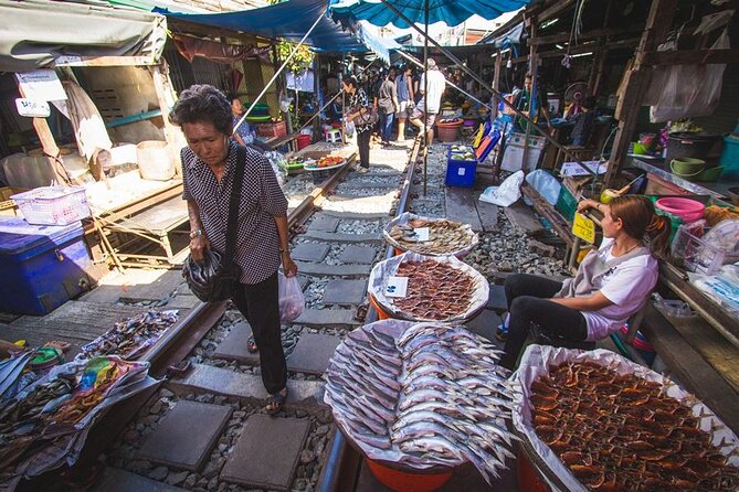 Maeklong Railway Market and Damnoen Saduak Floating Market Tour From Bangkok - Guides, group size, and organization
