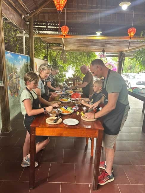 Market Tour, Basket Boat Ride & Cooking Class by Hangcoconut - The market visit and the first taste of local food