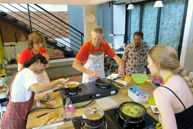 Market Visit & Private Hands-on Cooking Class at Daun Senja - The 8:00 a.m. start in Taman Suntex