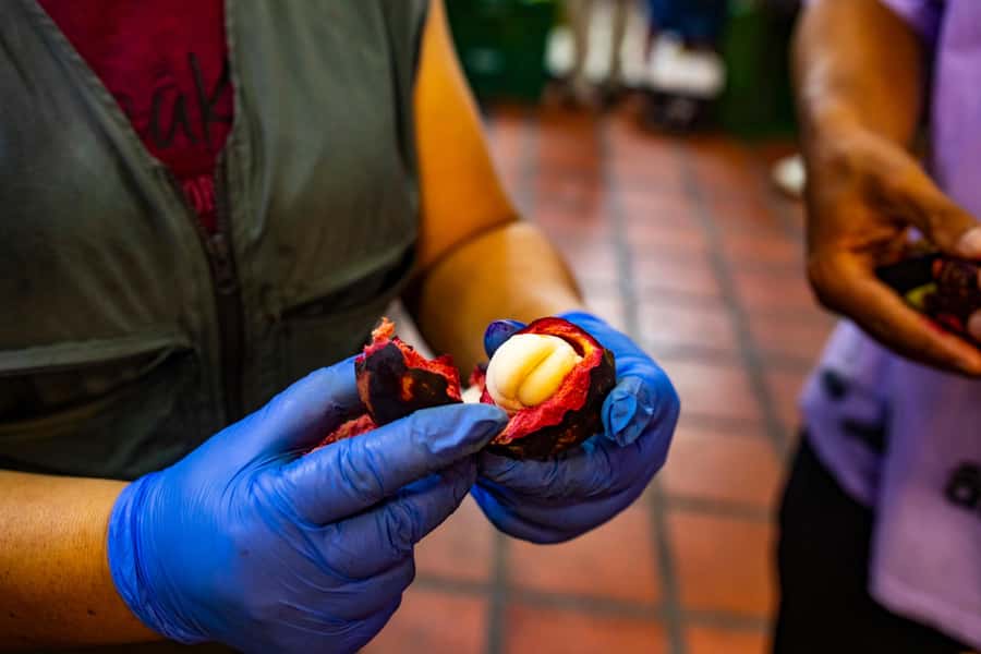 Medellín Multi-sensory Tour in the market, +15 Exotic Fruits - Meeting the traders behind the stalls