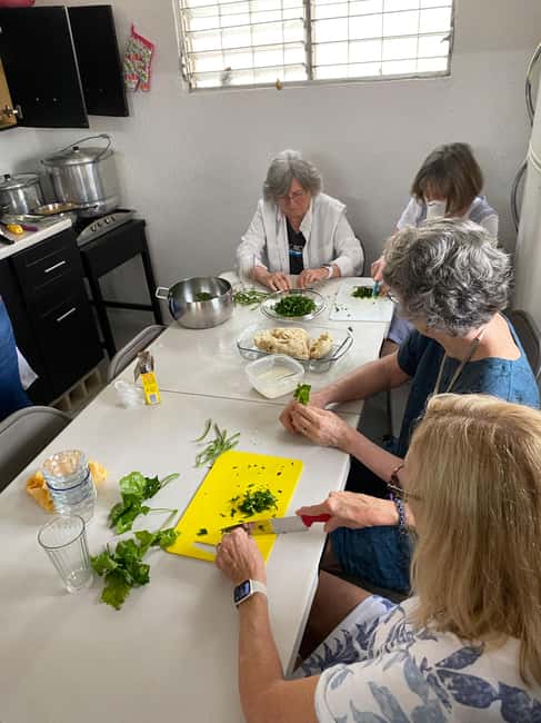 Mérida: Flavors of Yucatan Cooking Class & Market Tour - Taking a local bus to Pamela’s home