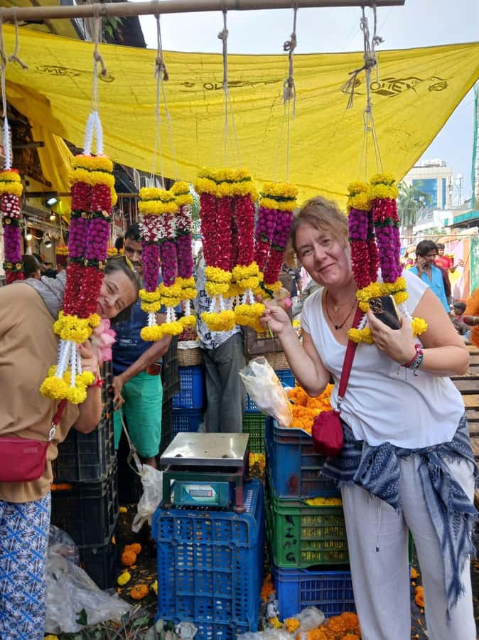 Mumbai:Dhobi Ghat Laundry,Dharavi Slum & Flower market Tour - Dhobi Ghat and the work behind the laundry