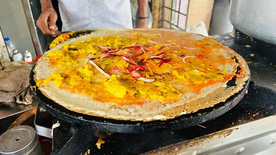 Mumbai: Evening Street Food Tasting & Cultural Market Tour - Street food at Girgaon Chowpatty