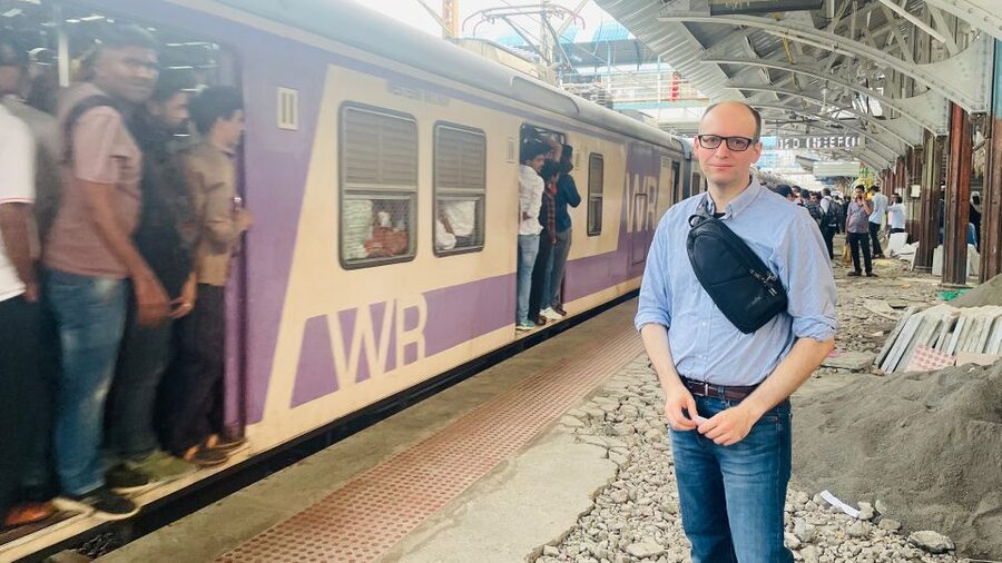 Mumbai: Evening Street Food Tasting & Cultural Market Tour - Local restaurants and regional plates