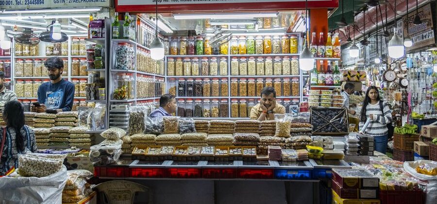 Mumbai: Local Markets & Temples Tour - Mangaldas Market and the business of Indian clothing