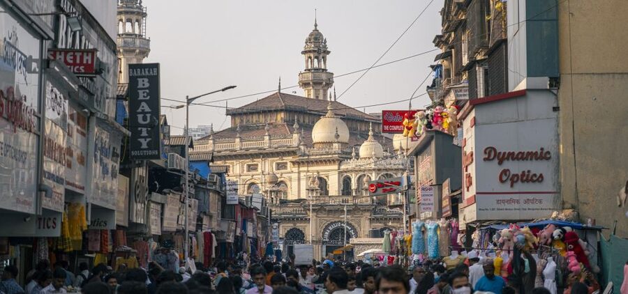 Mumbai: Local Markets & Temples Tour - Zaveri Bazaar and the color of Flower Alley