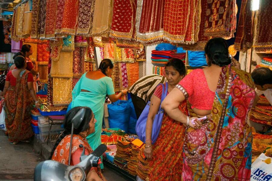 Mumbai: Local Markets & Temples Tour - Guides make the short schedule work