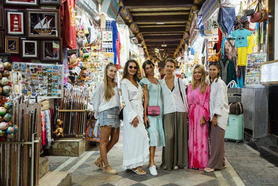 Muscat: Guided Walking Tour of Corniche, Souq & Mutrah Fort - Walking the Mutrah Corniche