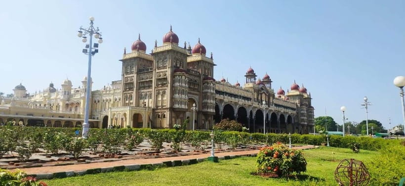 Mysore: Palace, Art Gallery & Devaraja Market Walking Tour - Meeting your guide at the Varaha Gate