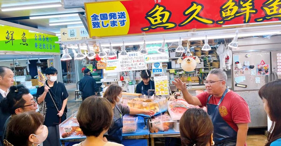 Naha Makishi Public Market : Sushi making experience - Learning the basic sushi technique