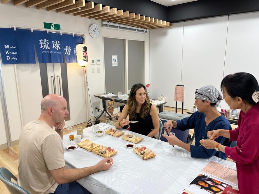 Naha Makishi Public Market : Sushi making experience - Eating eight pieces with the group